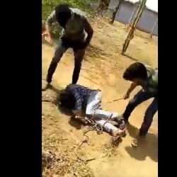 दलित युवक की बेरहमी से पिटाई मामले में पुलिस ने पीड़ित पर ही क्यों की कार्रवाई ?