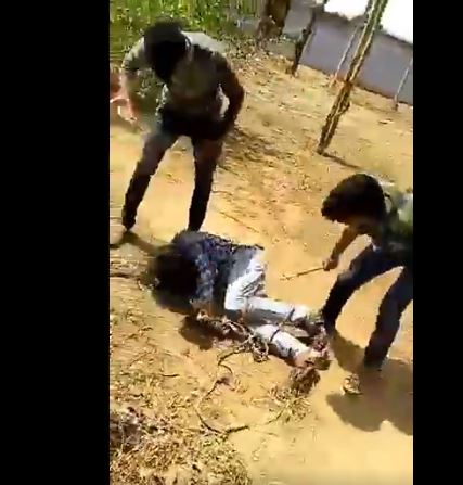 दलित युवक की बेरहमी से पिटाई मामले में पुलिस ने पीड़ित पर ही क्यों की कार्रवाई ?