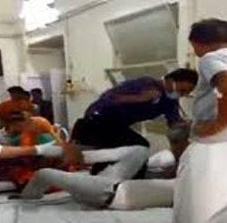 Video वायरल : डॉक्टर ने बेड पर चढ़कर मरीज को पीटा